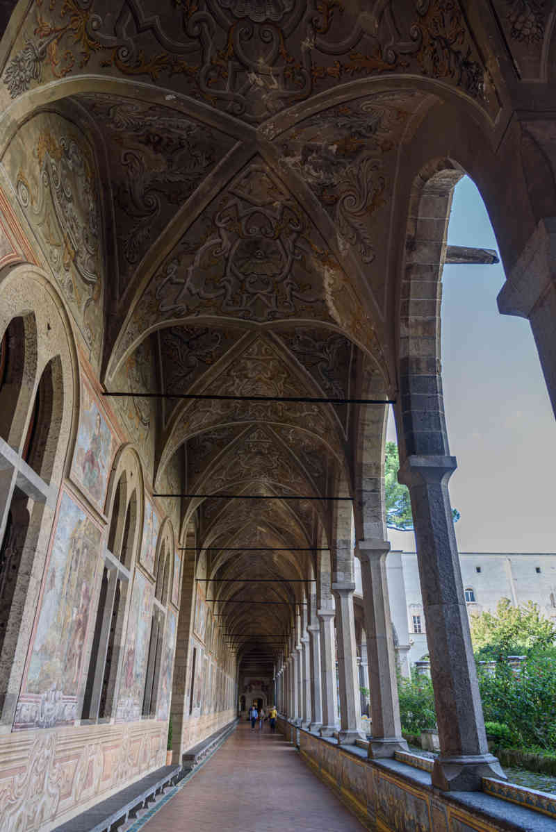 090 - Italia - Nápoles - basílica y convento de Santa Clara - convento - claustro.jpg